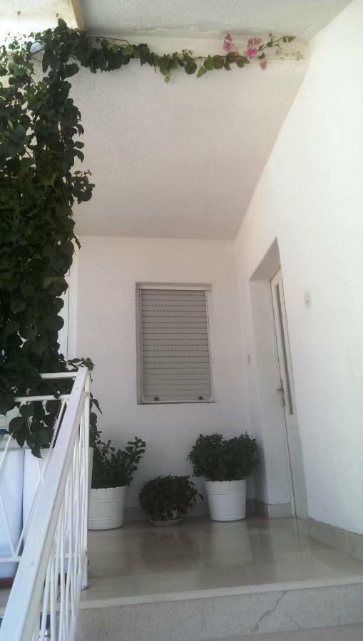 Apartmani Carevic Baska Voda Bagian luar foto